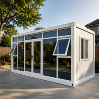 Maison-conteneur de bureau contemporaine à façade vitrée extérieure, unité de studio mobile moderne