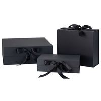 Emballage artisanal en papier cadeau avec ruban en carton rigide, logo personnalisé en relief noir, avec boîte artisanale