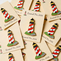 Épinglette en émail mignonne en forme de phare nautique, badge métallique personnalisé, souvenir de voyage côtier de haute qualité, bijou cadeau