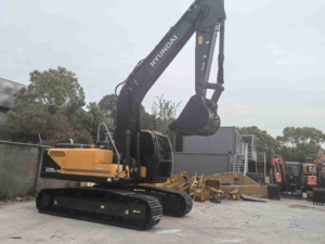 Excavatrice sur chenilles Hyundai R220, classe 20 tonnes, 99 % neuve, moteur Cummins et hydraulique Kawasaki, à vendre, prête à l'emploi - Product Image 3