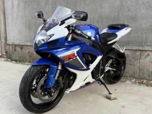 Suzuki GSX-R600 600cc Motore a Quattro Cilindri in Linea Usato, Moto Sportiva Professionale da Corsa con Freno a Forcella - Product Image 3