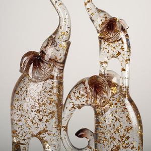Décoration d'intérieur contemporaine en résine transparente avec feuille d'or, motif famille d'éléphants, couleur bleu et or - Product Image 4