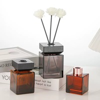 Bouteille de diffuseur en verre carrée de logo de couleur faite sur commande de 50ml 100ml 150ml 200ml avec le chapeau en bois