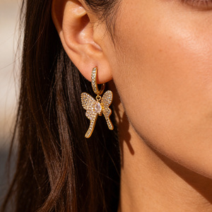 Pendientes de Mariposa con Incrustaciones de Oro y Zirconia, Diseño de Aro, para Uso Diario - Product Image 4