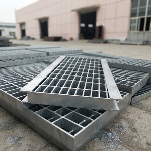 <span class=keywords><strong>Grille</strong></span> de protection de gouttière en acier inoxydable robuste sur mesure, design traditionnel, anti-corrosion, durable pour allées extérieures et trottoirs - Product Image 1