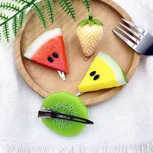 อุปกรณ์เสริมทรงผมสุดแปลกสำหรับนักเรียนโมเดลอาหารอุปกรณ์ประกอบฉากจำลองน่ารักที่หนีบผมรูปผลไม้แตงโมสตรอเบอร์รี่กับลูกสาวของฉัน - Product Image 3