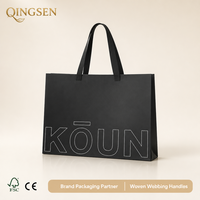 Sacs shopping en papier personnalisés de luxe noir mat imprimés avec poignées en sangle tissée, format paysage, pour boutiques et commerces de détail