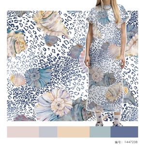 <span class=keywords><strong>Tissu</strong></span> en satin <span class=keywords><strong>de</strong></span> polyester soyeux respirant, imprimé personnalisé style toile <span class=keywords><strong>de</strong></span> <span class=keywords><strong>Jouy</strong></span>, motif corail bleu et cocotier, pour robe <span class=keywords><strong>de</strong></span> vacances et foulard - Product Image 2