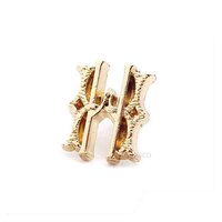 Badge en métal personnalisé en argent gravé et émaillé pour vêtements, vente en gros