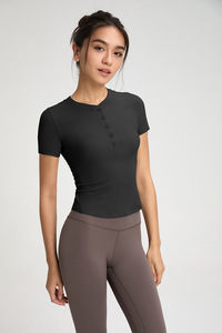 Camiseta Henley de Manga Corta Acanalada para Mujer SUHE TS-007 Athena, Cuello Redondo, Color Sólido, Ropa Deportiva para Yoga y Fitness - Product Image 6