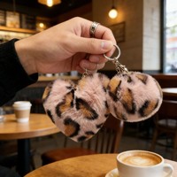 Porte-clés en fausse fourrure imprimé léopard avec pompon cœur, breloque de sac, pendentif, ornement de sac à main, accessoire de mode hivernal pour femmes et filles, cadeau