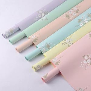 Papier d'emballage floral imperméable en plastique imprimé avec un motif floral populaire 2024 pour les fleuristes - Product Image 1