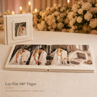 Album photo personnalisé à panneaux rainurés en velours crème avec pages à ouverture plate et mise en page personnalisée pour les studios de mariages et de portraits