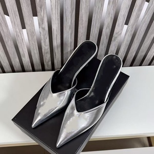 Vente en gros usine Nouveauté été <span class=keywords><strong>Sandales</strong></span> à talons hauts pointues de luxe et de mode, en cuir élégant de marque de créateur, pour l'extérieur et les mariages - Product Image 4