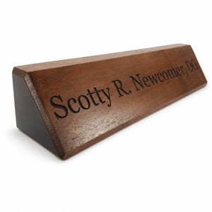Porta Nome da Tavolo in Legno Massello a Triangolo, Targhetta da Scrivania in Noce, Supporto per Nome da Tavolo in Legno per Riunioni e Ufficio - Product Image 1