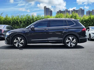 <span class=keywords><strong>Tiguan</strong></span> L SUV 2023 330TSI Automatique Traction Avant <span class=keywords><strong>R</strong></span>-<span class=keywords><strong>Line</strong></span> Essence/Hybride Rechargeable Sièges en Cuir Phares LED Véhicule d'occasion Gauche - Product Image 3