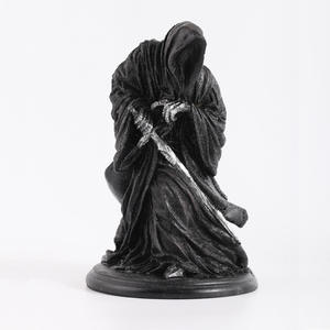 Figurine de pêcheur squelette - Œuvre d'art en résine de style gothique, esprit de l'épée - Dieu de la mort à la robe noire - Product Image 5