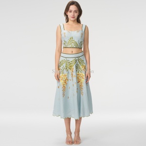 Ensemble deux pièces personnalisé avec logo brodé, haut court et jupe midi, ensemble d'été pour femmes - Product Image 1