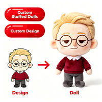 Peluche personnalisée humanoïde fille aux cheveux roux, avec écharpe et manteau trench, figurine mascotte OEM, poupée en peluche d'usine ODM