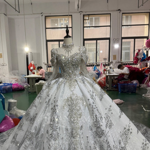 Robe de bal vintage Mc058 argentée et blanche avec appliques en cristal, franges perlées aux épaules, col bateau, traîne chapelle intégrée - Product Image 3