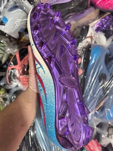 STOCKLOT DE VÊTEMENTS DE DÉGAGEMENT D'USINE EN GROS USA EUR TAILLE LIQUIDATE HORS PRIX SORTIE CHAUSSURES D'ENTRAÎNEMENT DE FOOTBALL DE SOCCER NEUVES - Product Image 2