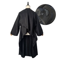 Cape de coiffure en polyester imperméable pour salon de coiffure, avec manches longues et crochets, pour la coupe et le lavage des cheveux, vente en gros