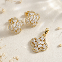 Parure de bijoux ZG : Collier pendentif trèfle à quatre feuilles creux et boucles d'oreilles clous en CZ Moissanite – Collection Trèfle Tendance