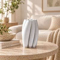 Vase en céramique imprimé en 3D avec des panneaux incurvés en forme de pétales et une forme organique