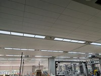 Plafond Acoustique Suspendu en Fibre de Verre au Design Moderne pour l'Isolation Phonique des Ateliers de Production