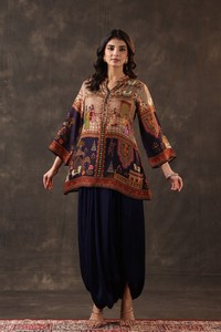 Compre una túnica con estampado herencia y pantalones dhoti drapeados, conjunto de ropa de diseño étnico indio con cuello mandarín adornado. - Product Image 2