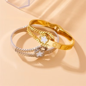 Nuova moda Trending 18K placcato PVD acciaio inossidabile portafortuna trifoglio <span class=keywords><strong>gioielli</strong></span> donna braccialetti in acciaio inox - Product Image 3