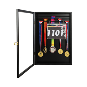 Espositore per Medaglie con Clip per Distintivi, Porta Premi Sportivi in Legno Nero per Collezionisti - Product Image 1