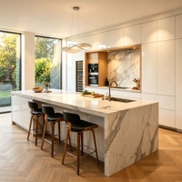 Cuisine sur mesure pour toute la maison avec armoire à vin intégrée à température constante, îlot de petit-déjeuner en pierre pour villa de luxe
