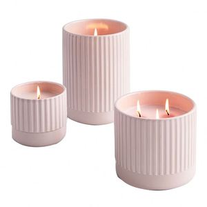 Pot à bougie en céramique rose cannelé, cylindrique, en cire de soja parfumée - Product Image 2