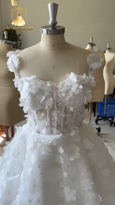 Abito da sposa corto con spalline sottili, corpetto a cuore e decorazioni floreali 3D, ideale per fuga in due, addio al nubilato o matrimonio. - Product Image 6