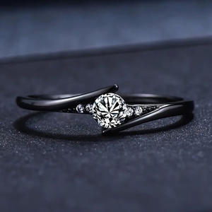 Anello da Donna H421 in Oro Bianco con Diamante Taglio Brillante Rotondo Naturale Colore D, Anello di Fidanzamento con Diamanti Laterali - Product Image 1