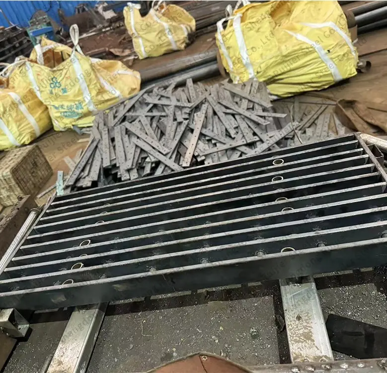 Заводская изготовленная на заказ решетка горячего цинкования стальная напольная дренажная решетка для наружного дренажного канала стальная решетка
