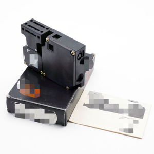 Azm 160-14yrpk Azm16014yrpk 230vac Enclavamiento de seguridad-sin usar/embalaje original-Nuevo Original Listo Stock Industrial a - Product Image 1