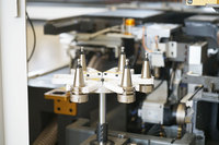 Machine de perçage CNC six faces hautement automatisée avec 4 têtes de perçage pour portes en bois et panneaux de meubles