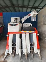 Une petite moissonneuse agricole multifonctionnelle et à haut rendement, adaptée à la récolte de cultures telles que le blé, le maïs et le riz.
