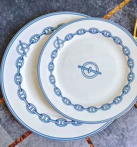 Vente flash : Ensemble de 2 assiettes en porcelaine blanches et bleues de style nordique de luxe pour restaurant, avec boîte cadeau - Product Image 1