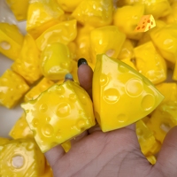 Balle anti-stress à presser en TPR, jouet souple en forme de bloc de pâte à modeler, motif triangle et fromage croustillant
