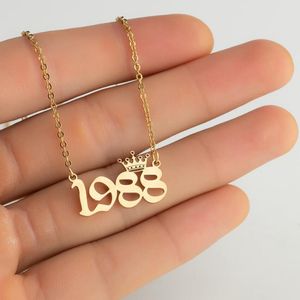Dainty Mode Plaqué Or Filles Bijoux Cadeau Nombre Couronne Pendentif En Acier Inoxydable Année de Naissance Collier Pour Les Femmes - Product Image 2