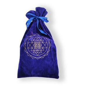 Carte di alta qualità stampate su misura di tarocchi e oracoli in lamina d'oro personalizzate confezionate in una elegante opzione di borsa di stoffa - Product Image 3