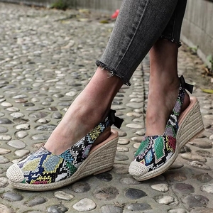 Sandales compensées décontractées pour femmes à bout rond en faux daim imprimé floral, style espadrille, vente en gros d'usine - Product Image 2