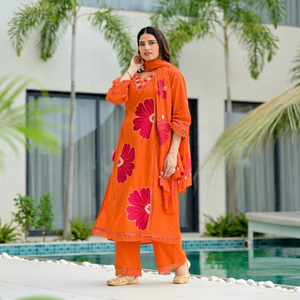 Ensemble de costume de luxe en coton orange avec appliques, pantalon à motifs floraux et bordure en dentelle, et dupatta assorti - Product Image 1
