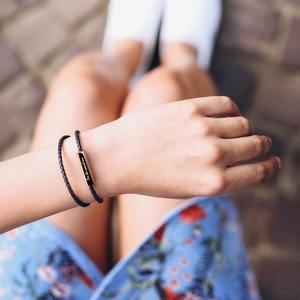 Pulsera de cuero barato letra personalizada logotipo grabado Cierre magnético colgante de acero inoxidable pareja pulsera de cuero genuino brazalete - Product Image 5