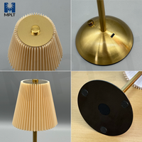 Lampe de table en métal en tissu moderne rechargeable la plus vendue charge USB pour chambre à coucher chevet restaurant décorer lumière d'ambiance