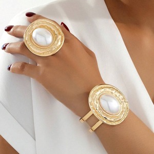 Ensemble de boucles d'oreilles et de bracelet en métal et perles à <span class=keywords><strong>la</strong></span> mode pour femmes, bijoux élégants et polyvalents - Product Image 1