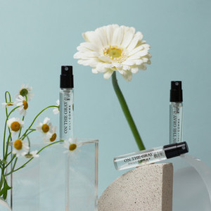 Set regalo di profumo con virgole giornaliere (sul grigio) 3.3ml di Eau De Parfum profumato alla fragola e rosa 3 pezzi - Product Image 1